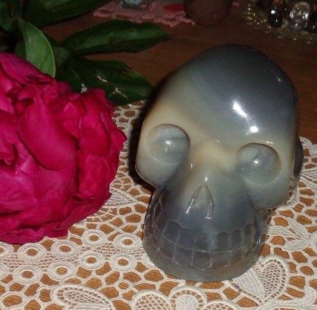 großer Achat Kristallschädel 1,45 kg blau grau